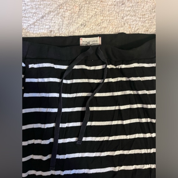 Max Studio Weekend long maxi style striped skirt. Size Medium. Has POCKETS - Picture 6 of 11
